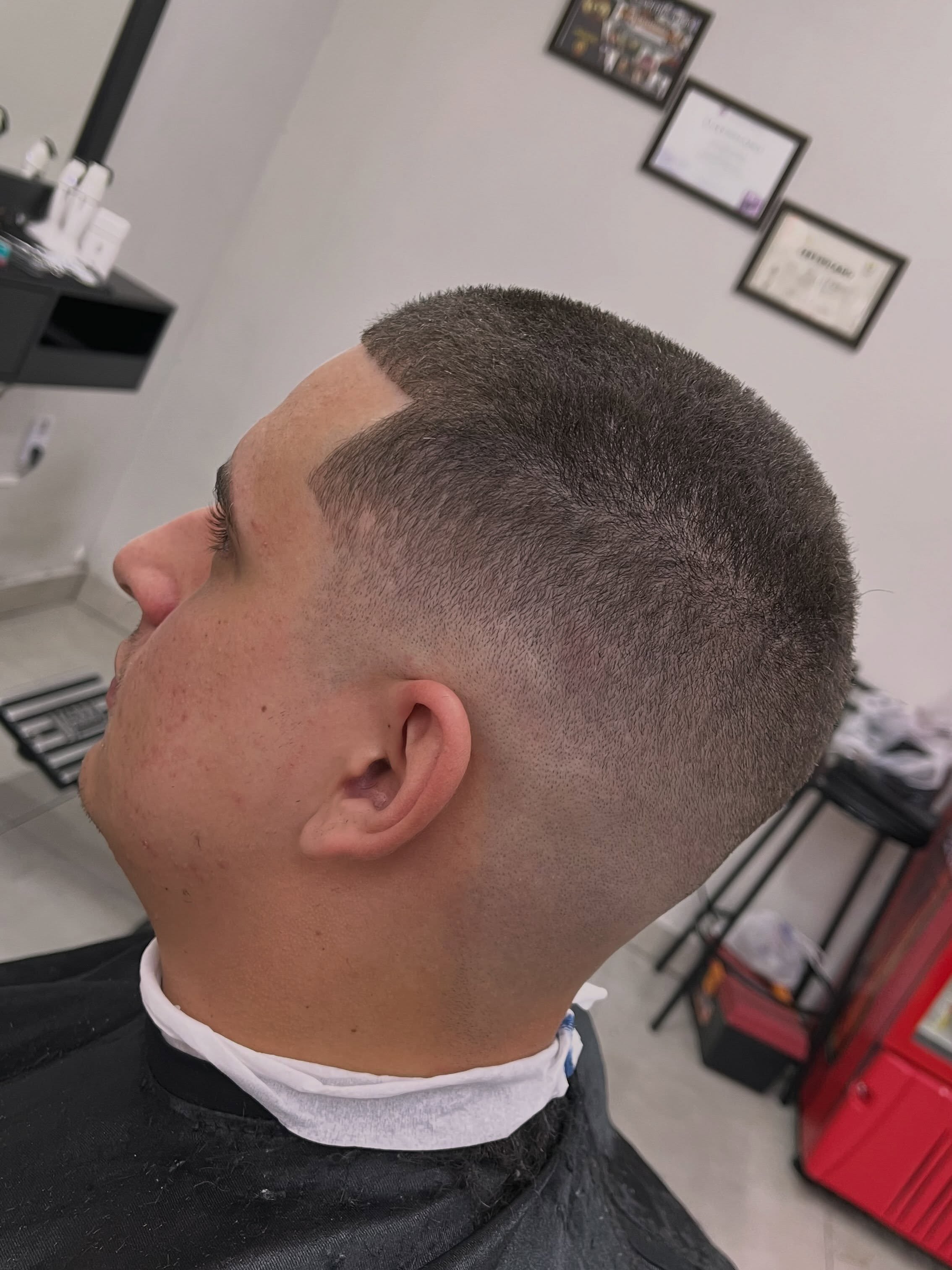 Corte curto com fade e pezinho — Barbearia Soares de Oliveira